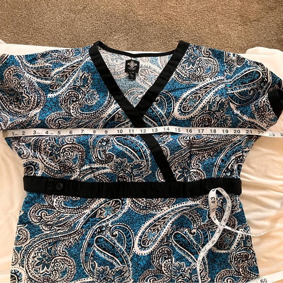 Scrub top, size L, Med Couture - Picture 9 of 10